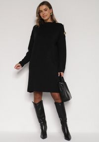 Born2be - Czarna Sweterkowa Sukienka Pudełkowa Ozdobiona z Boku Guzikami Tustina. Okazja: na co dzień. Kolor: czarny. Materiał: jeans. Wzór: aplikacja. Typ sukienki: proste. Styl: casual, elegancki #3