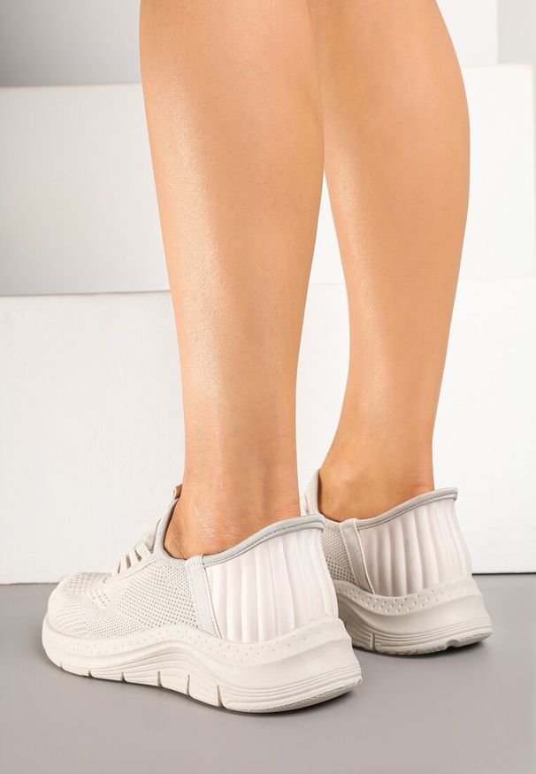 Born2be - Jasnobeżowe Siateczkowe Buty Sportowe Sneakersy Wsuwane z Ozdobnym Sznurowaniem Terelea. Okazja: na co dzień. Zapięcie: bez zapięcia. Kolor: beżowy. Materiał: jeans