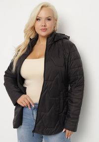 Born2be - Czarna Kurtka Pikowana z Odpinanym Kapturem Nalaniel. Okazja: na co dzień. Kolekcja: plus size. Kolor: czarny. Materiał: jeans. Styl: klasyczny, casual, elegancki #4