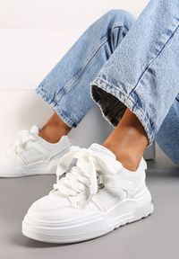 Born2be - Białe Sneakersy z Szerokim Ozdobnym Sznurowaniem Efenizja. Kolor: biały