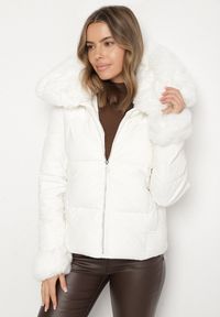 Born2be - Biała Pikowana Kurtka z Szerokim Kołnierzem z Futerkiem Galerra. Okazja: na co dzień, na spacer. Kolor: biały. Materiał: futro. Sezon: zima. Styl: casual, elegancki #5