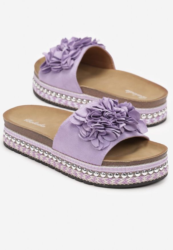 Born2be - Fioletowe Klapki z Kwiatowym Zdobieniem i Nitami Phinelaia. Okazja: na co dzień. Kolor: fioletowy. Wzór: aplikacja, kwiaty. Sezon: lato. Styl: casual, elegancki