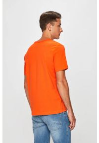 Lee - LEE JEANS LOGO TEE MĘSKI T-SHIRT KOSZULKA Z NADRUKIEM LOGO REGULAR FIT SING ORANGE L64JFEME. Materiał: jeans. Wzór: nadruk #3