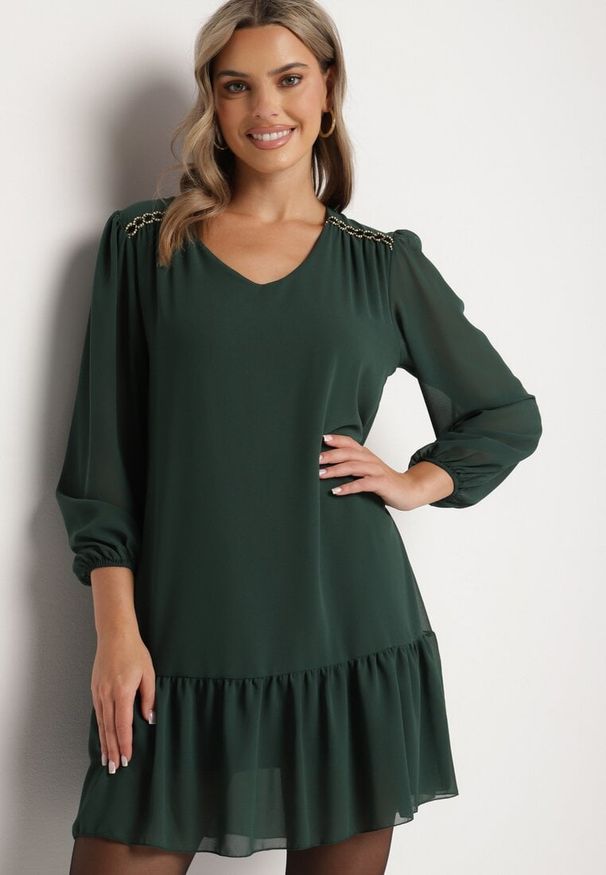 Born2be - Ciemnozielona Sukienka z Wiskozą o Prostym Kroju z Bufiastymi Rękawami i Falbanką u Dołu Ilila. Okazja: na co dzień. Typ kołnierza: dekolt w serek. Kolor: zielony. Materiał: wiskoza. Typ sukienki: proste. Styl: casual, elegancki, klasyczny, wizytowy
