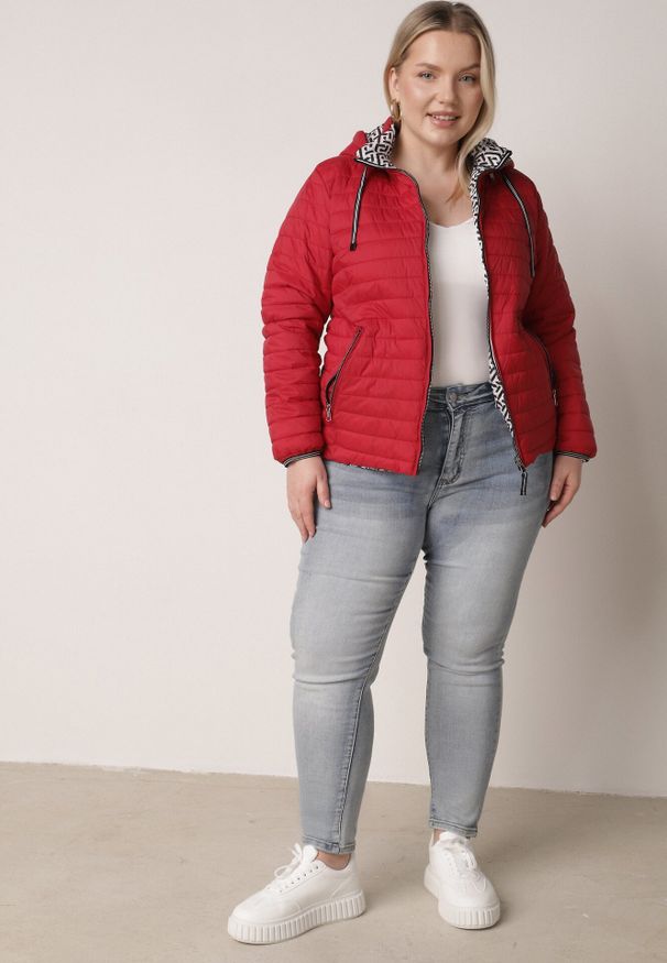 Born2be - Czerwona Dwustronna Kurtka Pikowana z Kapturem Zidila. Okazja: na co dzień, na spacer. Typ kołnierza: kaptur. Kolekcja: plus size. Kolor: czerwony. Materiał: jeans. Wzór: geometria. Styl: sportowy, casual