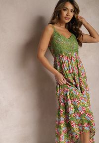 Renee - Ciemnozielona Rozkloszowana Sukienka Maxi z Wiskozy w Kwiatowy Print na Ramiączkach Roisintia. Kolor: zielony. Materiał: wiskoza. Długość rękawa: na ramiączkach. Wzór: kwiaty, nadruk. Długość: maxi