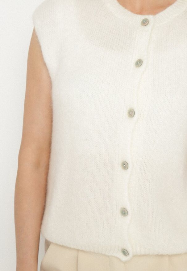 Born2be - Jasnobeżowa Kamizelka z Dzianiny z Moherem Zapinana na Guziki Voquira. Okazja: na co dzień. Kolor: beżowy. Materiał: moher, dzianina. Styl: elegancki, casual