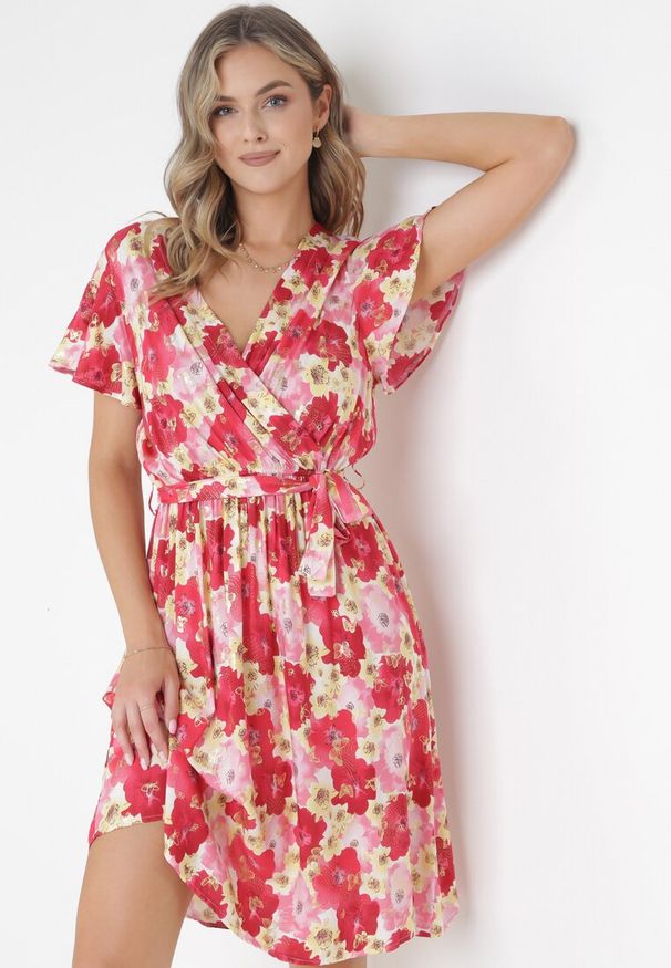 Born2be - Czerwona Rozkloszowana Sukienka z Metaliczną Nitką i Wiązanym Paskiem Noldan. Kolor: czerwony. Materiał: wiskoza, materiał, tkanina. Wzór: kwiaty