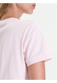Guess T-Shirt V5BI16 K8FQ4 Różowy Regular Fit. Kolor: różowy. Materiał: bawełna