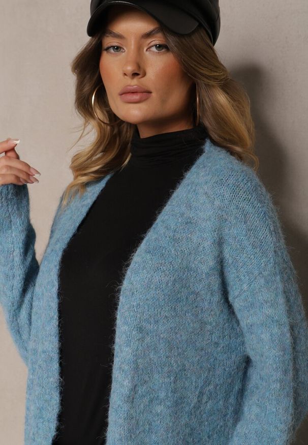 Renee - Niebieski Kardigan Niezapinany z Wełną i Kieszeniami Miathinae. Typ kołnierza: dekolt w serek. Kolor: niebieski. Materiał: wełna. Długość rękawa: długi rękaw. Długość: długie. Styl: elegancki
