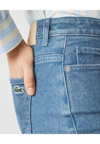 Lacoste - LACOSTE - Elastyczne jeansy skinny z haftem krokodyla. Stan: podwyższony. Kolor: niebieski. Wzór: haft #3