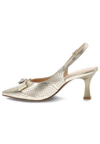 Czółenka damskie S.Barski, cholewka ze skóry naturalnej z odkrytą piętą na smukłym obcasie z ażurową cholewką i elegancką kokardą, złote, CR61-3119. Kolor: złoty. Materiał: skóra. Szerokość cholewki: normalna. Wzór: ażurowy. Obcas: na obcasie. Styl: elegancki. Wysokość obcasa: średni #3