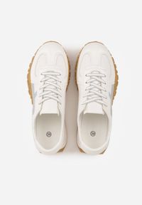 Renee - Białe Sneakersy z Futurystyczną Tłoczoną Podeszwą i Geometrycznym Wzorem Emalorine. Okazja: na spacer. Kolor: biały. Materiał: jeans. Wzór: geometria. Sport: turystyka piesza #4