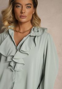 Renee - Jasnozielona Koszula z Ozdobnymi Falbankami Jeneviella. Okazja: na co dzień. Typ kołnierza: kołnierz z falbankami. Kolor: zielony. Wzór: aplikacja. Styl: klasyczny, casual #3