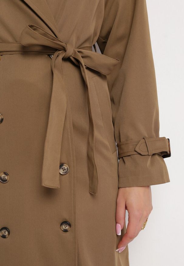 Born2be - Brązowy Długi Płaszcz Trencz Dwurzędowy z Paskiem w Talii Cadenite. Typ kołnierza: kolnierz wykładany. Kolor: brązowy. Długość: długie