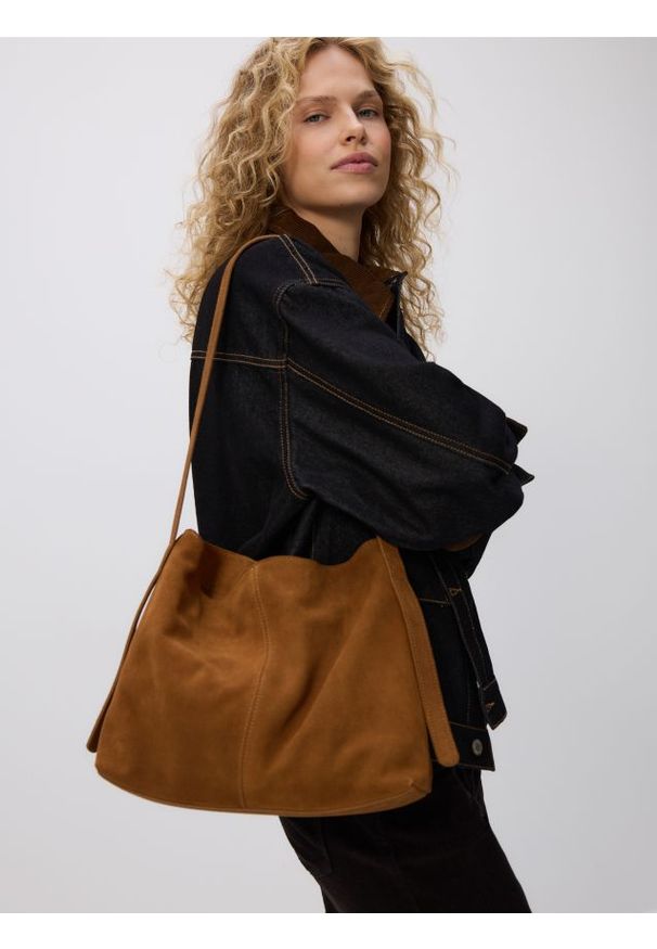 Reserved - Zamszowa torebka na ramię - brązowy. Kolor: brązowy. Materiał: zamszowe. Rodzaj torebki: na ramię