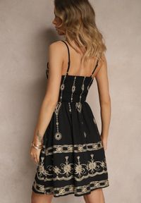 Renee - Czarna Wiskozowa Sukienka w Stylu Boho o Kopertowym Kroju z Metalicznym Haftem Saloriela. Kolor: czarny. Materiał: wiskoza. Długość rękawa: na ramiączkach. Wzór: haft. Typ sukienki: kopertowe. Styl: boho #5