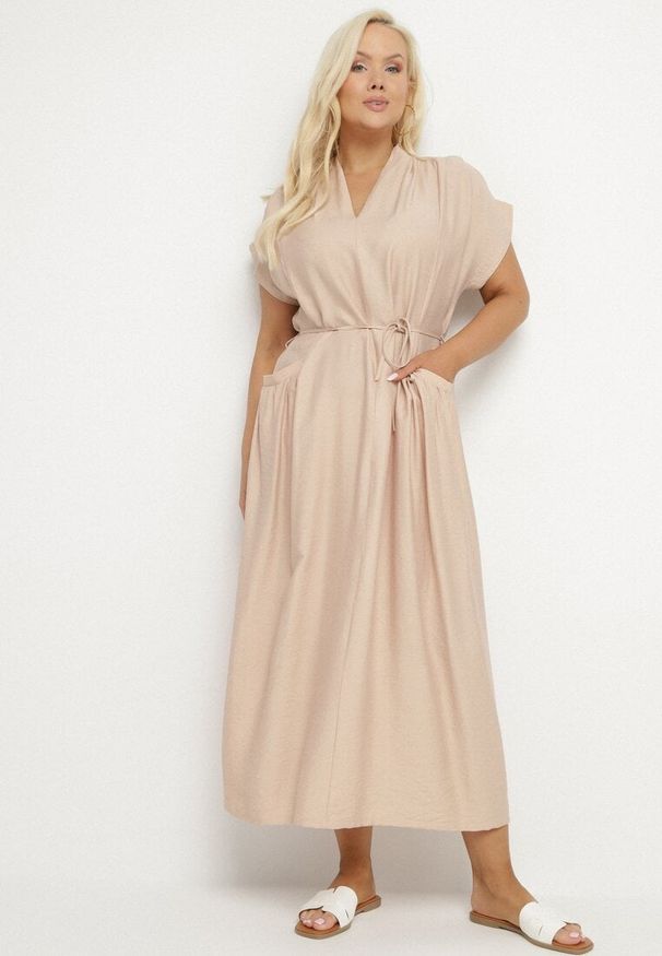 Born2be - Beżowa Wiskozowa Sukienka Pudełkowa z Cienkim Paskiem i Kieszeniami Lumivorae. Okazja: na co dzień. Kolekcja: plus size. Kolor: beżowy. Materiał: wiskoza. Typ sukienki: proste, dla puszystych. Styl: elegancki, casual