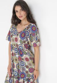 Born2be - Biało-Granatowa Rozkloszowana Sukienka Maxi z Falbanką z Wiskozy Sehna. Kolor: biały. Materiał: wiskoza. Wzór: kwiaty. Sezon: wiosna, lato. Długość: maxi #4