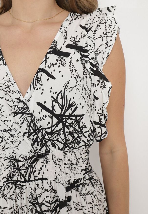 Born2be - Biała Maxi Sukienka Rozkloszowana z Wiskozy z Kopertową Górą Wiracia. Kolor: biały. Materiał: wiskoza. Typ sukienki: kopertowe. Długość: maxi