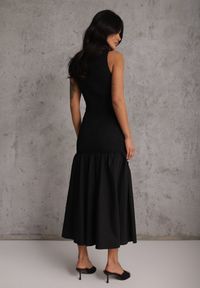 Renee - Czarna Sukienka Drop Waist Bez Rękawów Zdobiona Marszczeniem Natinelle. Okazja: na co dzień. Kolor: czarny. Długość rękawa: bez rękawów. Wzór: aplikacja. Styl: casual, elegancki #3