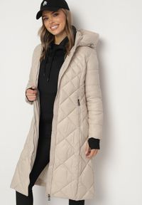 Born2be - Beżowa Długa Pikowana Kurtka z Kapturem Sisilara. Okazja: na spacer, na co dzień. Typ kołnierza: kaptur. Kolor: beżowy. Długość: długie. Sezon: zima, jesień. Styl: klasyczny, casual, elegancki #3