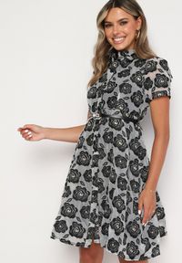 Born2be - Czarno-Szara Sukienka Koktajlowa o Koszulowym Kroju na Guziki z Paskiem z Perełką Vimari. Okazja: na randkę, na ślub cywilny, na wesele. Kolor: czarny. Długość rękawa: krótki rękaw. Typ sukienki: koszulowe. Styl: wizytowy #1