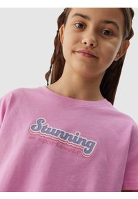 4F JUNIOR - T-shirt crop top z bawełny organicznej dziewczęcy - różowy. Okazja: na co dzień. Kolor: różowy. Materiał: bawełna. Długość rękawa: krótki rękaw. Długość: krótkie. Wzór: gładki, napisy, nadruk, ze splotem. Sezon: lato. Styl: casual, sportowy