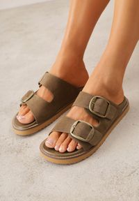 Renee - Zielone Klapki VICES Ozdobione Dużymi Klamrami Jenniviane. Nosek buta: otwarty. Kolor: beżowy. Materiał: skóra, zamsz. Wzór: aplikacja. Sezon: lato. Obcas: na obcasie. Wysokość obcasa: niski #2