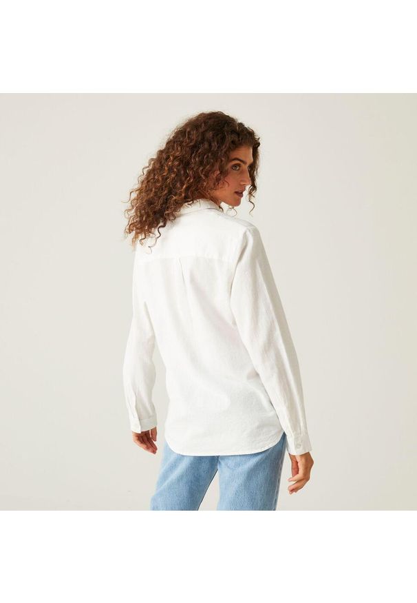 Regatta - Koszula damska Primevere. Kolor: biały. Materiał: bawełna. Długość rękawa: długi rękaw. Długość: długie. Sport: turystyka piesza