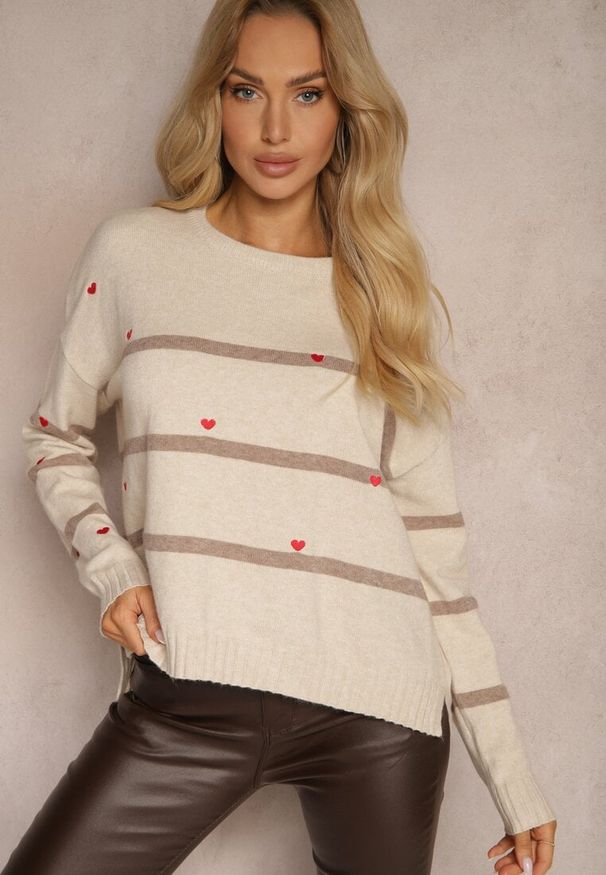 Renee - Beżowy Sweter w Paski Ozdobiony Haftowanymi Sercami Nerissea. Okazja: na co dzień. Kolor: beżowy. Wzór: haft, paski, aplikacja. Styl: klasyczny, casual