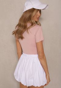 Renee - Jasnoróżowy T-shirt Crop Top z Ozdobną Literką Kolesira. Okazja: na co dzień. Kolor: różowy. Materiał: jeans. Styl: sportowy, klasyczny, elegancki, casual #4