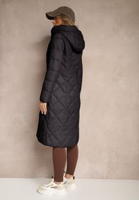 Renee - Czarna Kurtka Pikowana o Długim Kroju z Kapturem Erivana. Okazja: na co dzień. Typ kołnierza: kaptur. Kolor: czarny. Materiał: jeans. Długość: długie. Styl: casual, elegancki #5