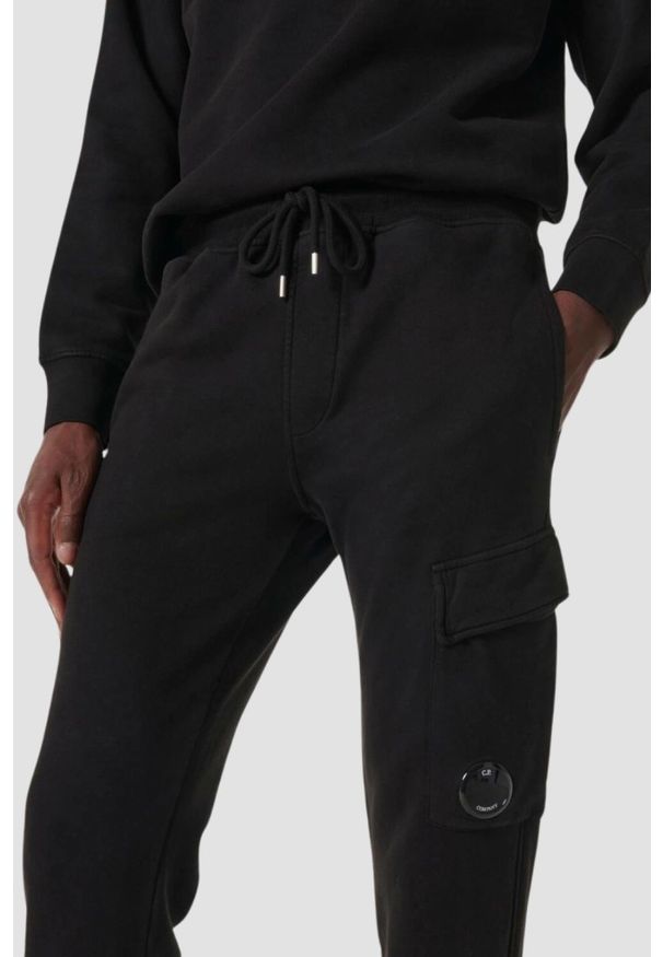 C.P. Company - C.P. COMPANY Czarne męskie spodnie dresowe Cargo, Rozmiar XXL. Kolor: czarny. Materiał: dresówka