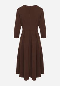 Born2be - Brązowa Rozkloszowana Sukienka z Rękawem 3/4 Nomiel. Okazja: na co dzień. Typ kołnierza: dekolt w kształcie V. Kolor: brązowy. Typ sukienki: rozkloszowane. Styl: klasyczny, casual, elegancki #2