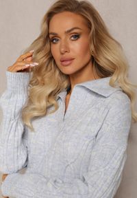 Renee - Jasnoniebieski Sweter z Dekoltem w Serek i Ozdobnym Splotem Travissa. Typ kołnierza: dekolt w serek. Kolor: niebieski. Wzór: ze splotem. Styl: elegancki