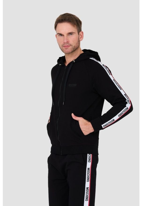 MOSCHINO Czarna męska bluza z kapturem i lampasami, Rozmiar M. Typ kołnierza: kaptur. Kolor: czarny