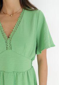 Born2be - Zielona Rozkloszowana Sukienka Mini z Koronkowymi Wstawkami Setaya. Kolor: zielony. Materiał: koronka. Typ sukienki: rozkloszowane. Styl: boho. Długość: mini #3
