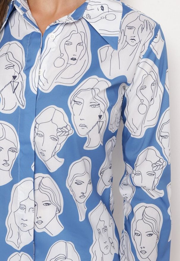 Born2be - Niebieska Koszula z Artystycznym Nadrukiem Twarzy Dremelia. Typ kołnierza: dekolt w serek. Kolor: niebieski. Długość rękawa: długi rękaw. Długość: długie. Wzór: nadruk. Styl: klasyczny, elegancki