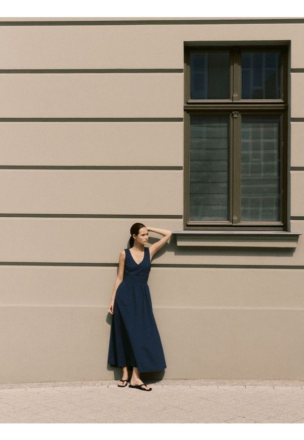 Reserved - Sukienka maxi z wiązaniem na plecach - granatowy. Kolor: niebieski. Materiał: dzianina. Długość: maxi