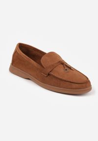 Born2be - Jasnobrązowe Lekkie Mokasyny VICES z Metalowymi Ozdobami i Skórzaną Wkladką Adrialee. Nosek buta: okrągły. Kolor: brązowy. Materiał: skóra. Wzór: aplikacja. Obcas: na obcasie. Styl: klasyczny. Wysokość obcasa: niski #9