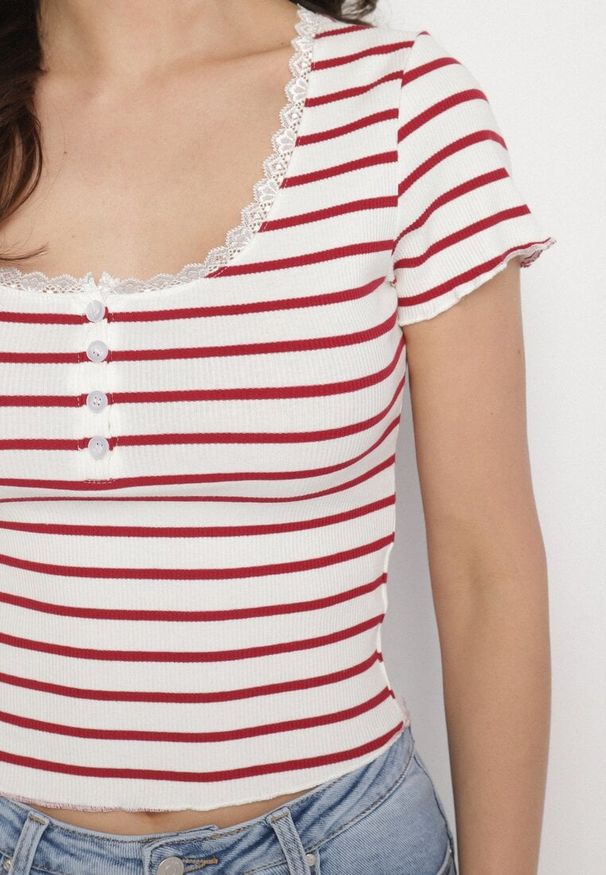 Born2be - Beżowy Bawełniany T-shirt w Paski z Koronką i Guzikami Panirea. Okazja: na co dzień. Kolor: beżowy. Materiał: koronka, bawełna. Wzór: koronka, paski. Styl: casual, elegancki