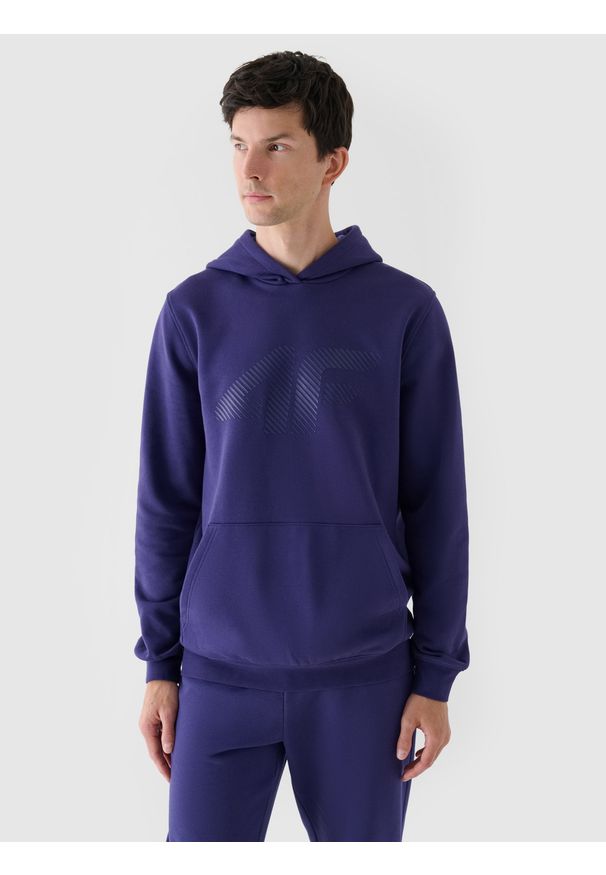 4f - 4F Bluza dresowa nierozpinana z kapturem męska - granatowa S. Okazja: na co dzień. Typ kołnierza: kaptur. Kolor: niebieski. Materiał: dresówka. Wzór: nadruk, gładki, ze splotem. Styl: casual, sportowy