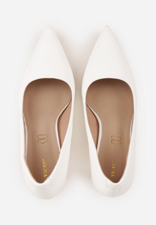 Born2be - Białe Szpilki VICES z Wkładką ze Skóry Naturalnej i Metalicznym Akcentem Oshiera. Okazja: na co dzień. Kolor: biały. Materiał: skóra. Wzór: aplikacja. Obcas: na szpilce. Styl: elegancki, klasyczny, casual