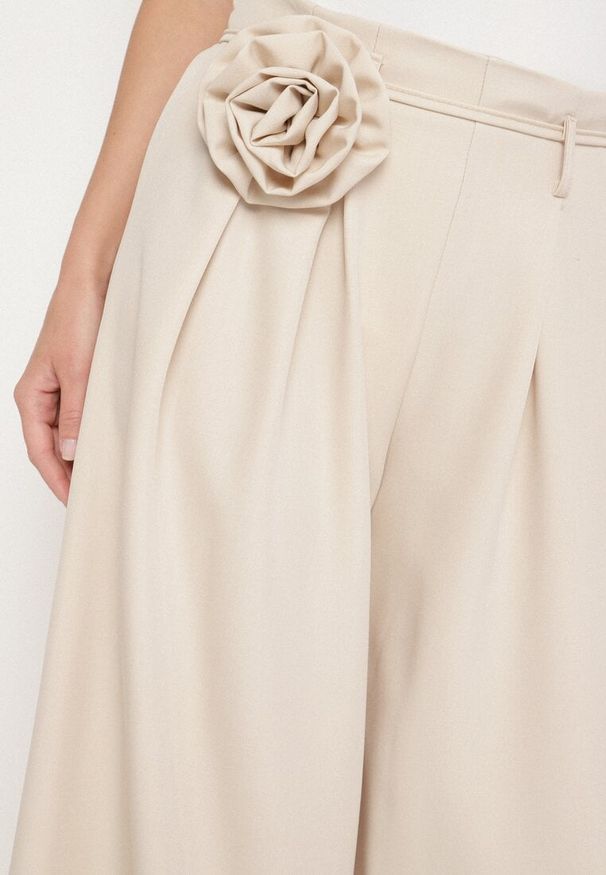 Born2be - Beżowe Spodnie Typu Palazzo z Kwiatową Broszką Lirisse. Kolor: beżowy. Wzór: kwiaty. Styl: elegancki