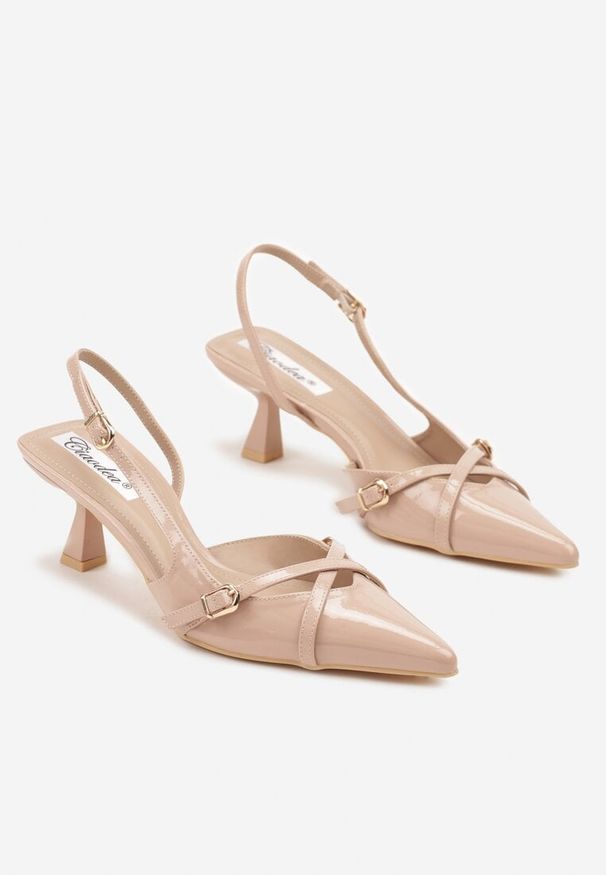 Renee - Ciemnobeżowe Sandały Slingback na Kaczuszce ze Szpiczastym Noskiem ze Sprzączkami Deyline. Okazja: na co dzień. Nosek buta: szpiczasty. Zapięcie: sprzączka. Kolor: beżowy. Materiał: jeans. Obcas: na szpilce. Styl: elegancki, casual. Wysokość obcasa: średni
