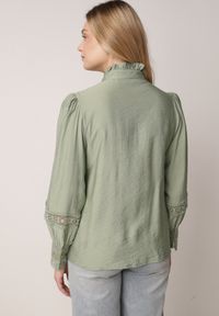 Born2be - Zielona Koszula ze Stójką i Koronką Argochis. Typ kołnierza: kołnierzyk stójkowy. Kolor: zielony. Materiał: koronka. Wzór: koronka #5