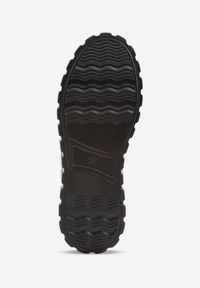 Born2be - Czarno-Złote Sneakersy ze Skóry Naturalnej na Niskiej Platformie z Metalowymi Akcentami Rilmi. Okazja: na co dzień. Kolor: czarny. Materiał: skóra. Obcas: na platformie #4