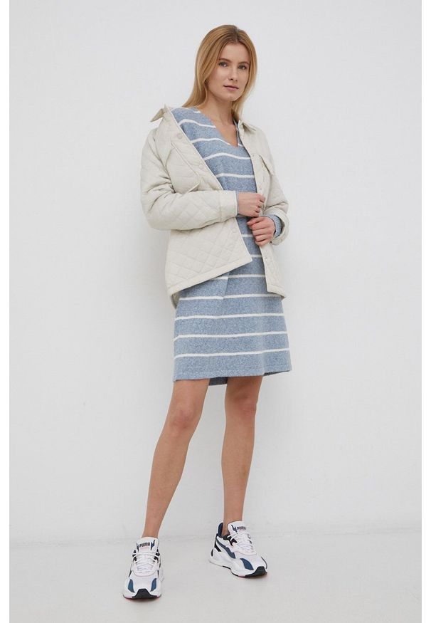 Vero Moda Sukienka mini oversize. Kolor: niebieski. Materiał: dzianina, poliester. Długość rękawa: długi rękaw. Typ sukienki: oversize. Długość: mini