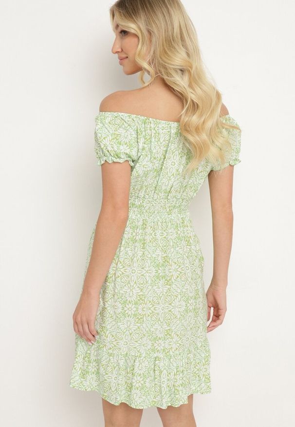 Born2be - Jasnozielona Wiskozowa Sukienka Hiszpanka z Gumką w Talii z Materiałowym Paskiem i Falbanką Tiamanthea. Okazja: na co dzień. Typ kołnierza: dekolt hiszpanka. Kolor: zielony. Materiał: wiskoza, materiał. Typ sukienki: proste. Styl: casual